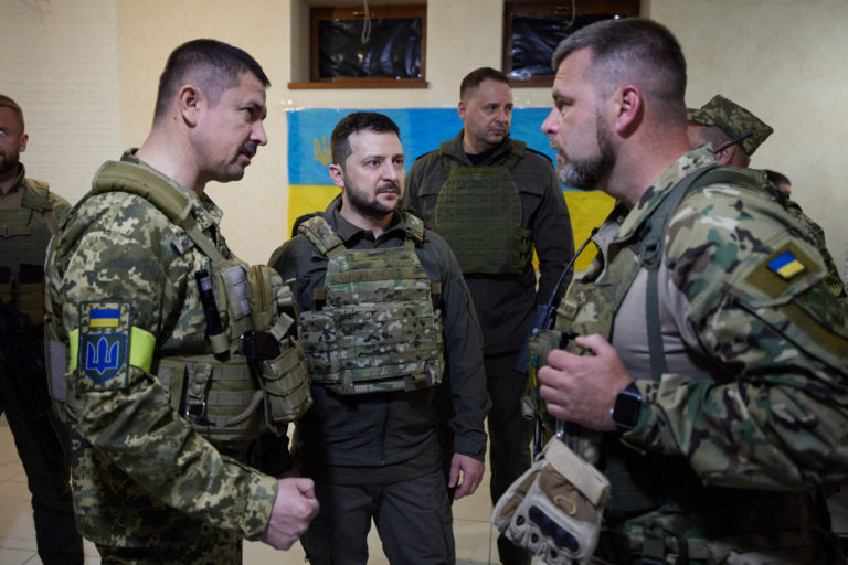 Ζελένσκι: Επισκέφτηκε στρατιώτες της πρώτης γραμμής που μάχονται στο Χάρκοβο