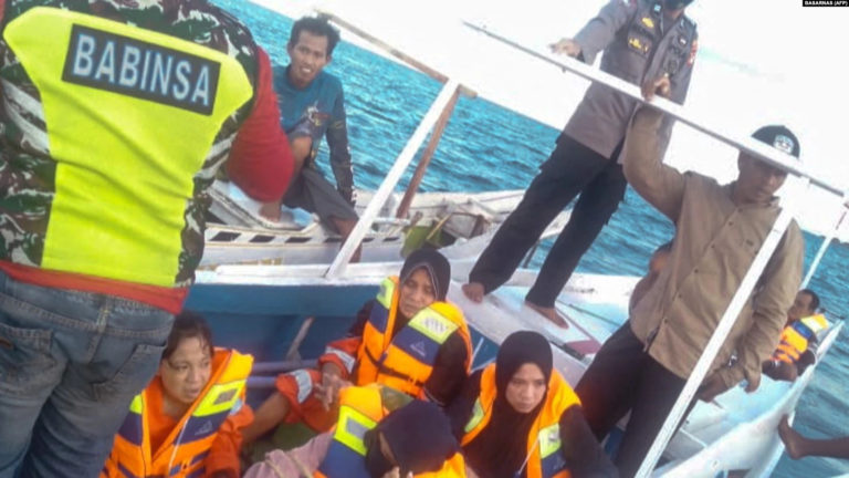 Ινδονησία: Αγνοούνται 26 επιβάτες μετά από το ναυάγιο πορθμείου στο στενό Μακασάρ