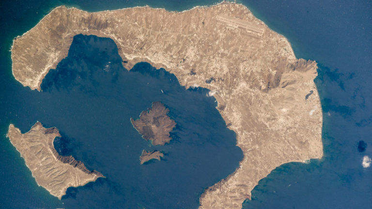 Τι συμβαίνει με το ηφαίστειο της Σαντορίνης: Τι λέει ο Κ. Παπαζάχος για τη σεισμική  δραστηριότητα και τις κατολισθήσεις στην καλντέρα