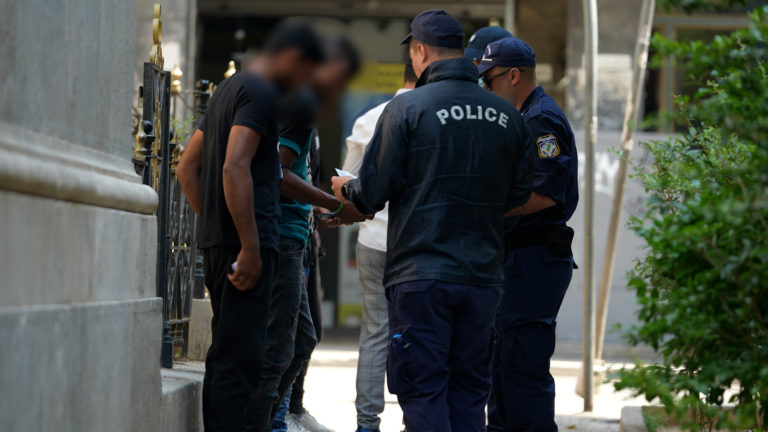 Συνεχίζονται με αμείωτη ένταση οι αστυνομικές επιχειρήσεις στο κέντρο της Αθήνας