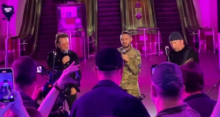 U2: Αυθόρμητη συναυλία στο Κίεβο μετά από πρόσκληση του Ζελένσκι (video)