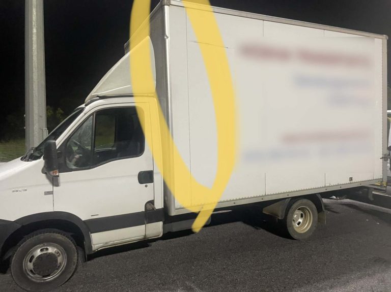 Θεσσαλονίκη: Έκρυβε 7 αλλοδαπούς σε ειδικά διαμορφωμένη κρύπτη στο φορτηγό του