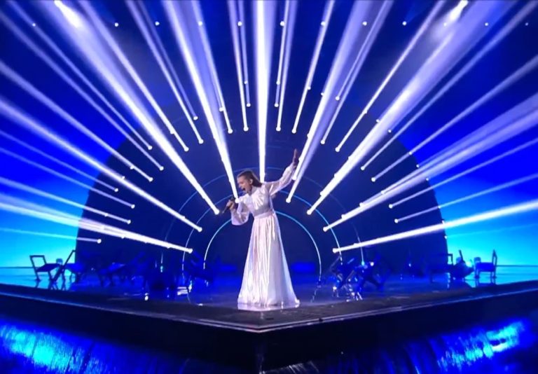 Eurovision: Στον τελικό η Αμάντα Γεωργιάδη και το «Die Together» – Την Πέμπτη ο β’ γύρος με την Κύπρο