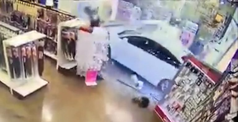 Αριζόνα: Αυτοκίνητο «καρφώθηκε» σε κέντρο ομορφιάς (βίντεο)