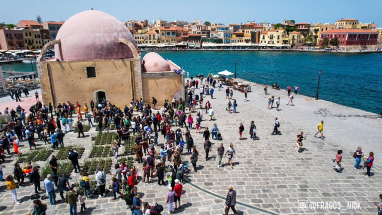 Χιλιάδες γιασεμιά μοιράστηκαν στο Ενετικό λιμάνι Χανίων