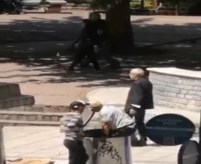 Απίστευτο βίντεο: Άνδρας μπήκε σε υπόγειο κάδο απορριμμάτων για να κλέψει την ανακύκλωση