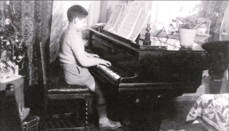 Σπάνια φωτογραφία – Βαγγέλης Παπαθανασίου: Μικρός στο Βόλο, παίζει πιάνο