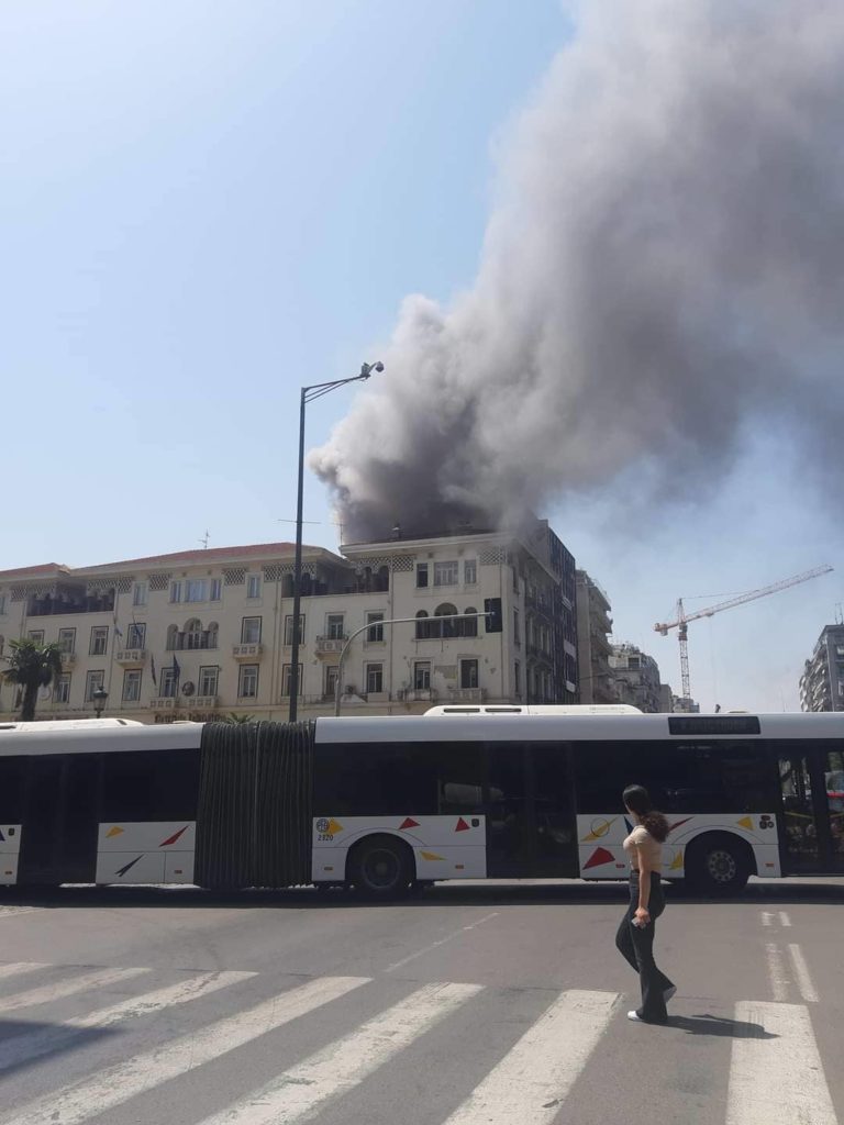 Θεσσαλονίκη: Φωτιά στο κτίριο του Βιοτεχνικού Επιμελητηρίου στην Αριστοτέλους (video)