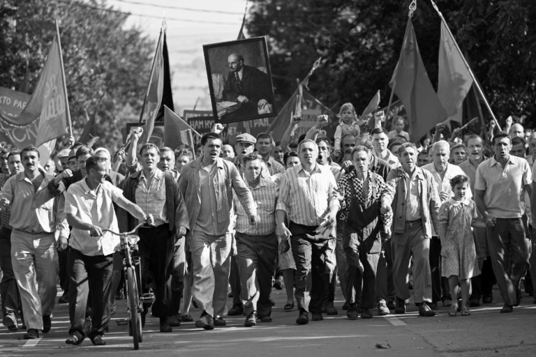 Δωρεάν προβολή της ταινίας «Αγαπητοί Σύντροφοι!» του Κοντσαλόφσκι στον θερινό κινηματογράφο Στέλλα