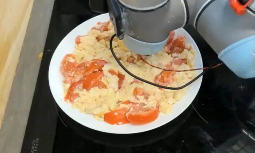 Βρετανία: Επιστήμονες εκπαίδευσαν ρομπότ να μαγειρεύει και να δοκιμάζει το φαγητό