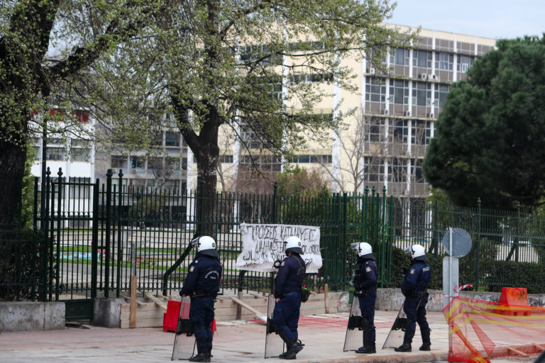 Θεσσαλονίκη: Επεισόδια τα ξημερώματα μέσα στο ΑΠΘ – 4 συλλήψεις και 29 προσαγωγές