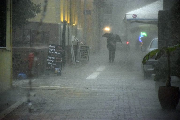 Ισχυρή κακοκαιρία έπληξε την Αττική – Θρίλερ με αγνοούμενο στη Δίρφυ