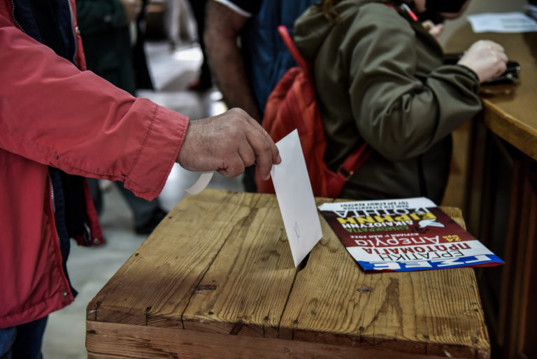 Εκλογές ΚΙΝΑΛ: Παράταση στην ψηφοφορία  λόγω της μεγάλης συμμετοχής – Πάνω από 120.000 οι ψηφοφόροι