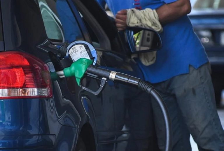 Καύσιμα – αισχροκέρδεια: Πρόστιμα θα ανακοινωθούν αυτή την εβδομάδα – Έλεγχοι από το διυλιστήριο μέχρι τα βενζινάδικα