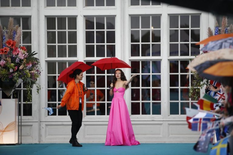 Η Αμάντα Γεωργιάδη σε μια εντυπωσιακή εμφάνιση στο Τυρκουάζ Χαλί της Eurovision – Δείτε τις φωτογραφίες