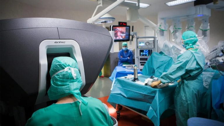 Έρευνα: Η ουρο-ογκολογική ρομποτική χειρουργική είναι ασφαλέστερη και οι ασθενείς αναρρώνουν ταχύτερα