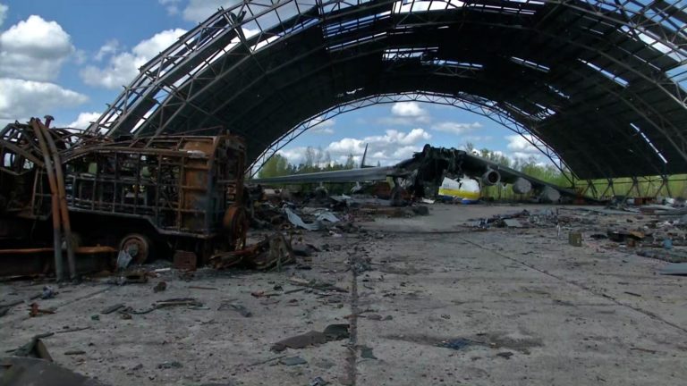 Ουκρανία: Εικόνες απόλυτης καταστροφής στο Γκοστομέλ – Πυραυλική επίθεση στο Κίεβο