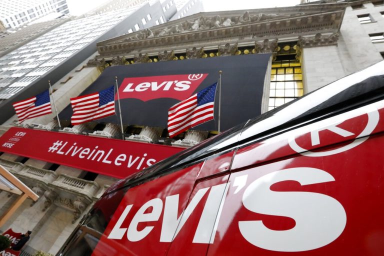 Η εταιρεία Levi Strauss & Co φεύγει οριστικά από τη Ρωσία έπειτα από 29 χρόνια