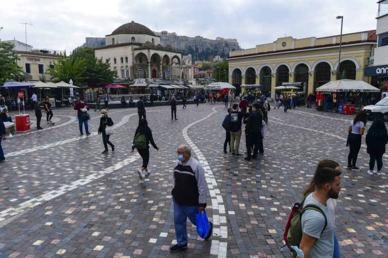 Εισήγηση για μάσκα: Αίρεται η χρήση της στην πλειονότητα των εσωτερικών χώρων – Παραμένει σε νοσοκομεία & αστικά ΜΜΜ