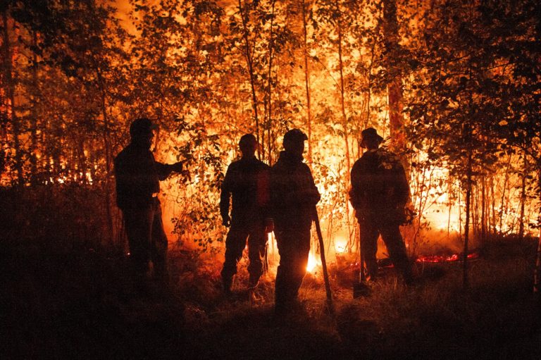 Σιβηρία: Μαίνονται οι πυρκαγιές – Δέκα νεκροί και 450 σπίτια κατεστραμμένα