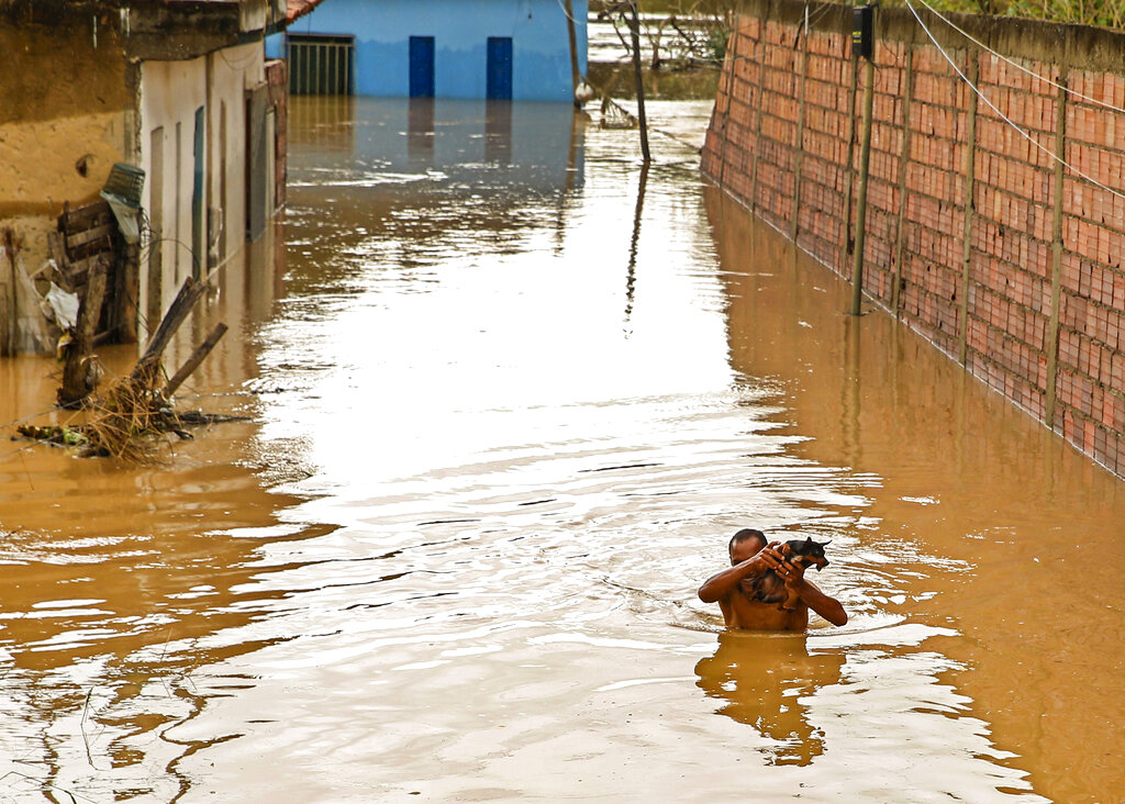 Βραζιλία: 37 νεκροί από σφοδρές βροχοπτώσεις και κατολισθήσεις (video)
