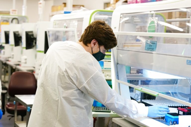 Ευλογιά των πιθήκων: Πολύ χαμηλή η πιθανότητα εξάπλωσης για τον ευρύτερο πληθυσμό, λέει το ECDC