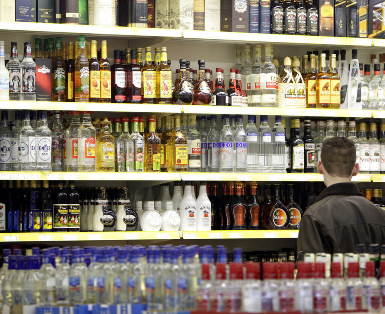 ΠΟΥ: Καταγγέλλει κραυγαλέα κενά στη ρύθμιση της διασυνοριακής εμπορίας αλκοόλ