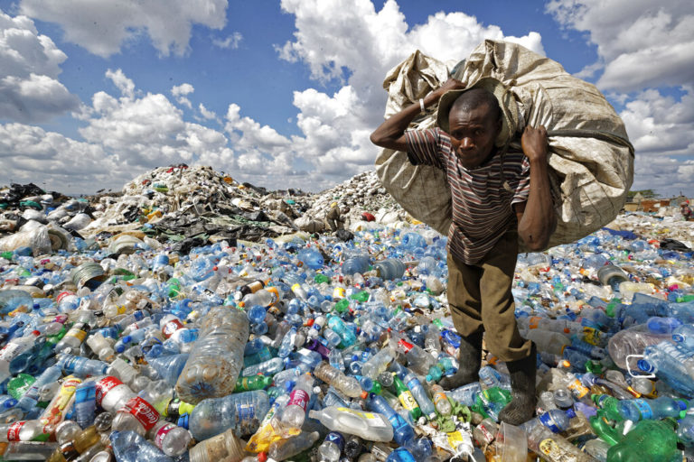ΕΕΔΑ: Η ρύπανση από τα πλαστικά απειλεί το κλίμα και τη βιοποικιλότητα