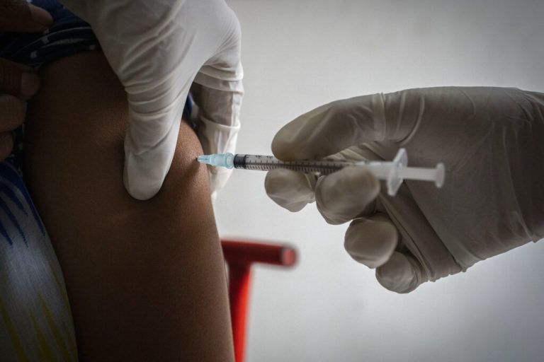 Έρευνα: Τα εμβόλια μειώνουν την πιθανότητα μακράς Covid-19 ακόμη κι αν γίνουν μετά τη λοίμωξη