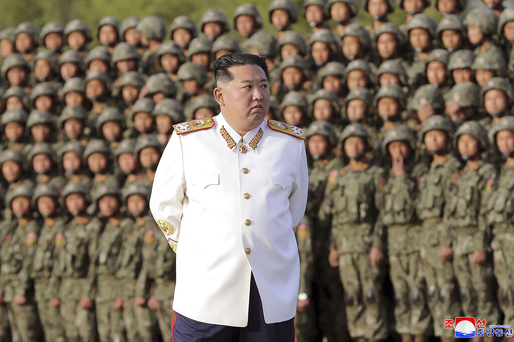 Βόρεια Κορέα: Η εξάπλωση της Covid πιθανόν να συνδέεται με στρατιωτική παρέλαση 