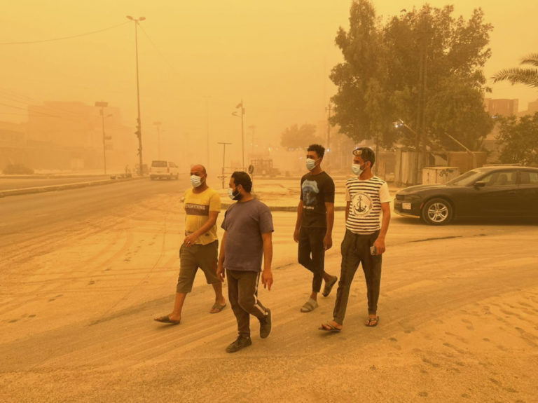 Ιράκ: Αμμοθύελλα έστειλε χιλιάδες ανθρώπους στα νοσοκομεία