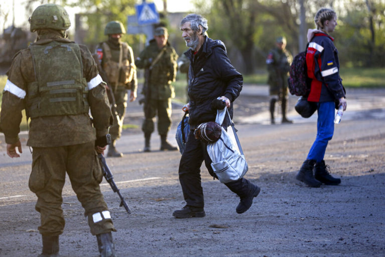 Μαριούπολη: Λεωφορεία με ουκρανούς στρατιωτικούς εγκαταλείπουν το Azovstal