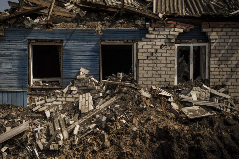 Ζελένσκι: Εξήντα άνθρωποι σκοτώθηκαν από βόμβα στο σχολείο της Μπιλοχορίβκα
