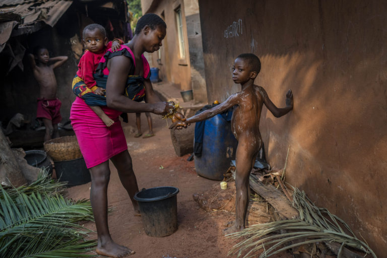 Αφρική – Covid-19: Η «oδύσσεια» των γυναικών που μένουν χήρες (video)