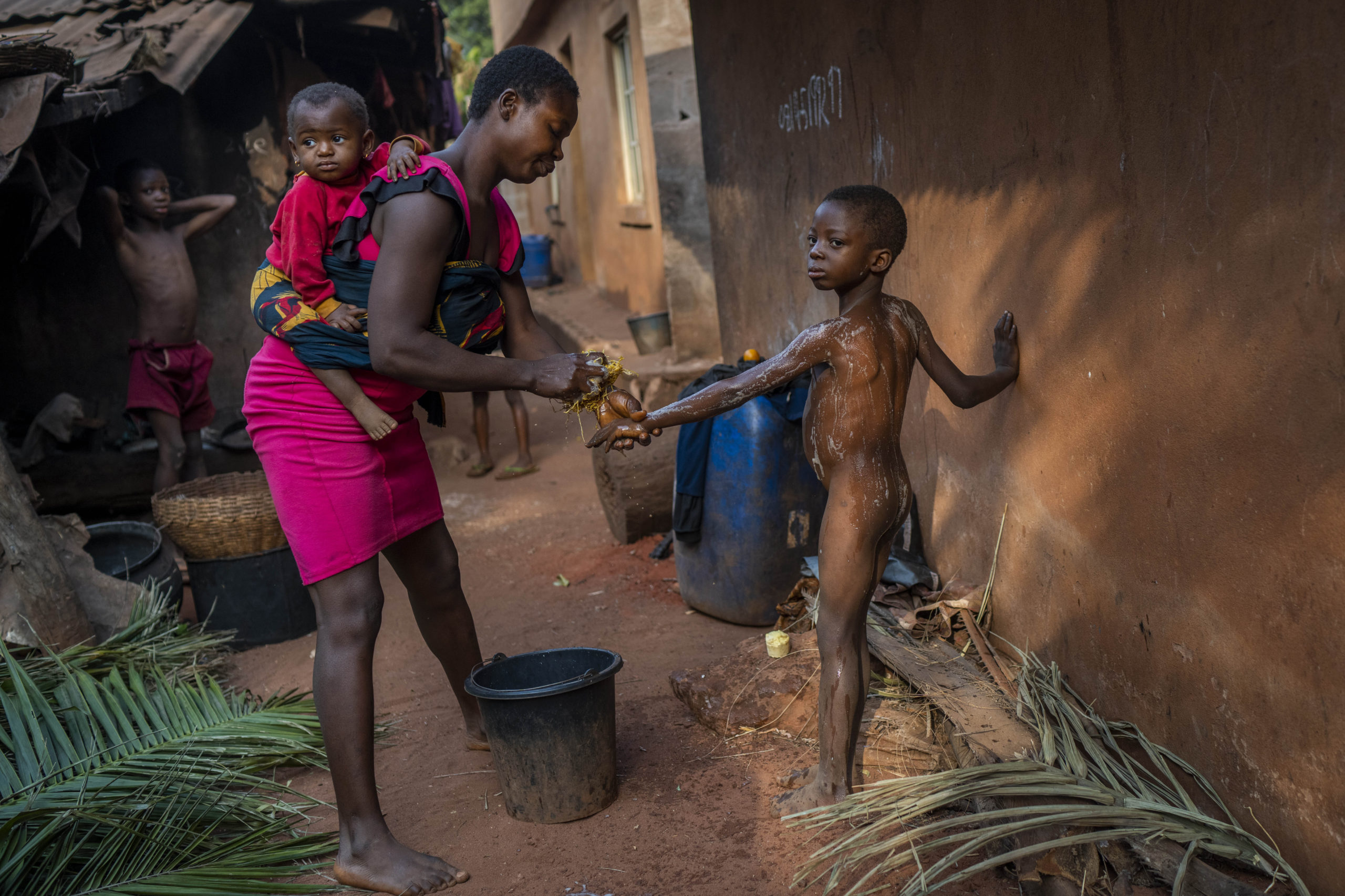 Αφρική – Covid : Η «oδύσσεια» των γυναικών που μένουν χήρες (video)