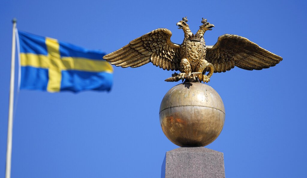 Ενας ρωσικός αυτοκρατορικός αετός με φόντο τη σουηδική σημαία