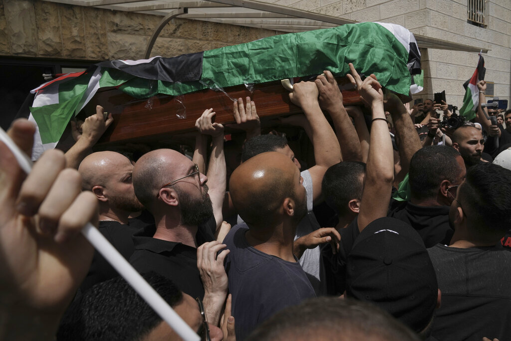 Σιρίν Αμπού Άκλεχ: Διεθνείς αντιδράσεις για τις εικόνες βίας στην κηδεία της δημοσιογράφου