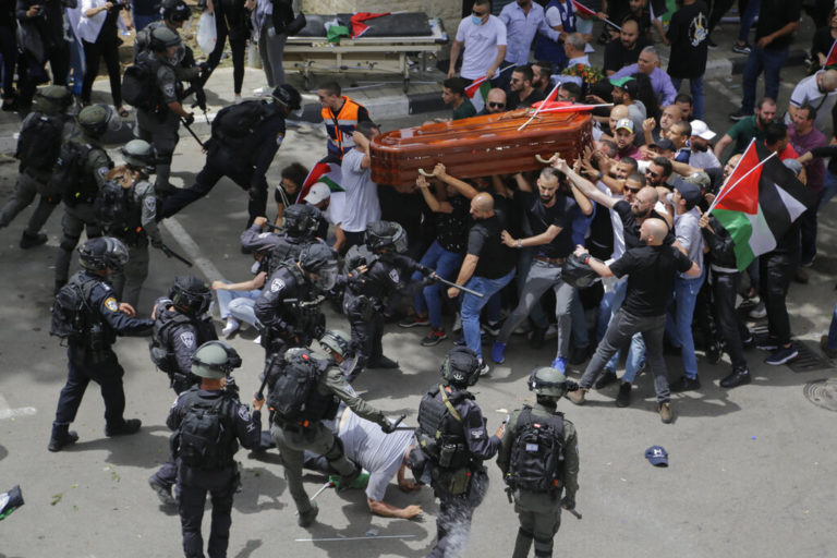 Σιρίν Αμπού Άκλεχ: Σκηνές χάους στην κηδεία της Παλαιστίνιας δημοσιογράφου