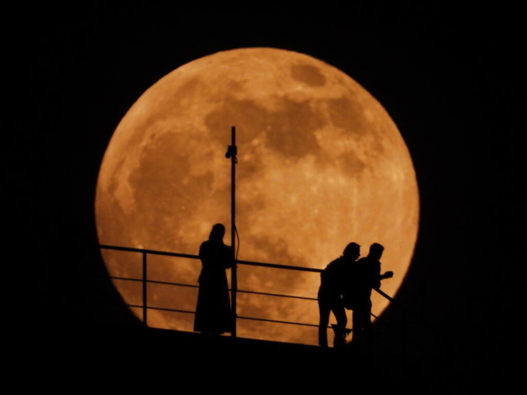 «Ματωμένο φεγγάρι» – Μοναδικό θέαμα: Ολική έκλειψη Σελήνης – Φωτογραφίες και βίντεο απ’ άκρη σ’ άκρη της γης