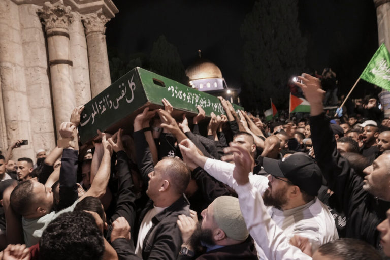 Ιερουσαλήμ: Συγκρούσεις με δεκάδες τραυματίες στη διάρκεια κηδείας