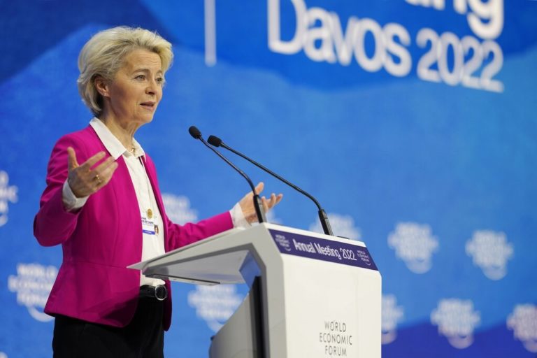 Ούρσουλα φον ντερ Λάιεν: Επιτακτική ανάγκη η διαφοροποίηση της ΕΕ από τα ορυκτά καύσιμα