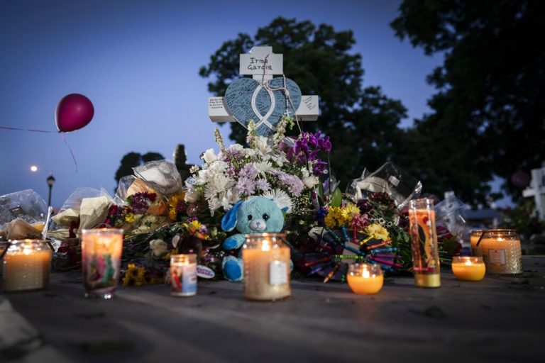 Δριμύ κατηγορώ των οικογενειών που έχασαν τα παιδιά τους στο μακελειό του Τέξας κατά της αστυνομίας για ολιγωρία