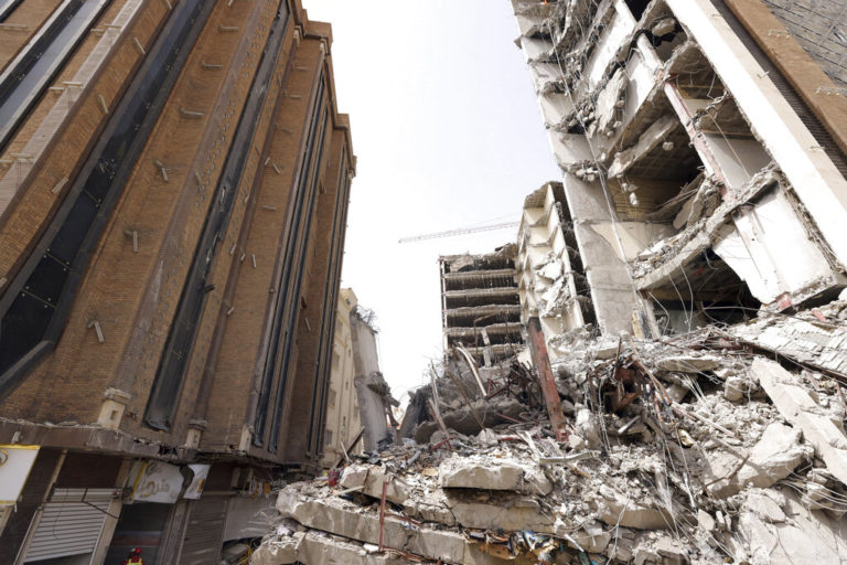 Ιράν: Στους 28 οι νεκροί από κατάρρευση κτιρίου – Οργή και διαδηλώσεις