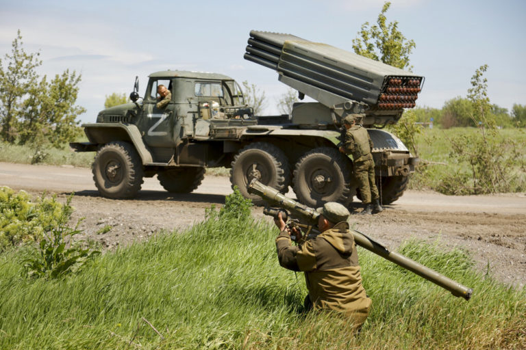 Πόλεμος στην Ουκρανία: Οπλικά συστήματα και πυραύλους στέλνουν Δανία και ΗΠΑ (video)