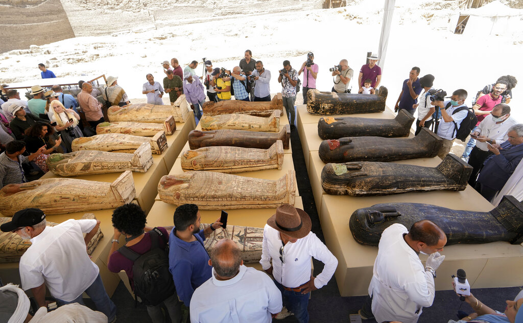 Αίγυπτος: Στο “φως” εκατοντάδες σαρκοφάγοι και αγάλματα στη νεκρόπολη Σακάρα