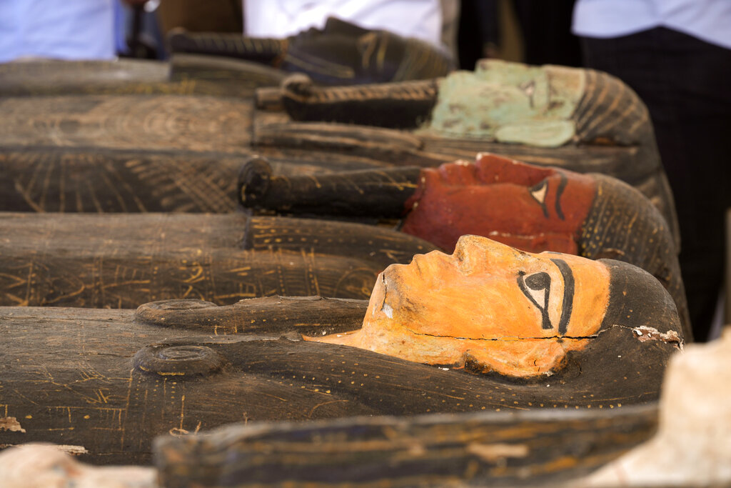 Αίγυπτος: Στο “φως” εκατοντάδες σαρκοφάγοι και αγάλματα στη νεκρόπολη Σακάρα