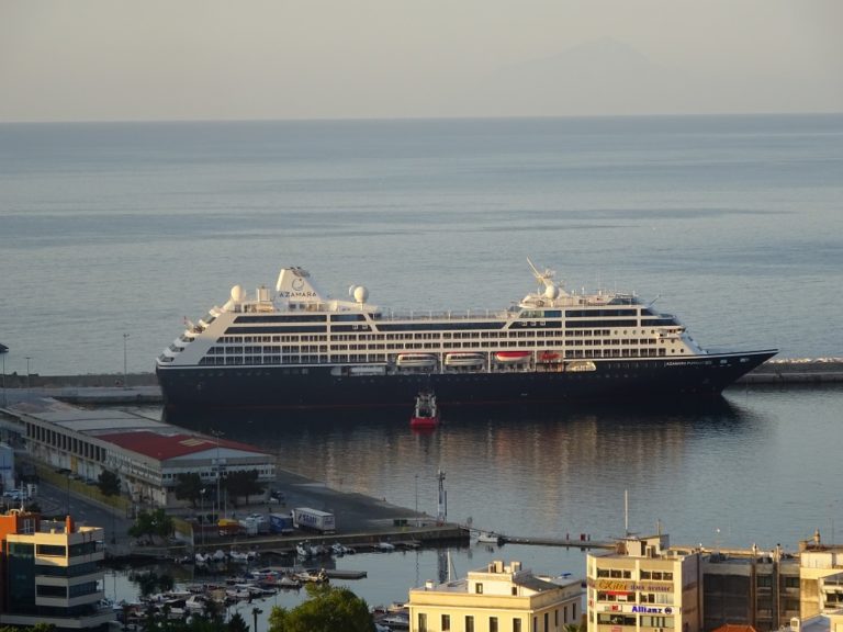 Καβάλα: Εντυπωσιακό κρουαζιερόπλοιο στο λιμάνι