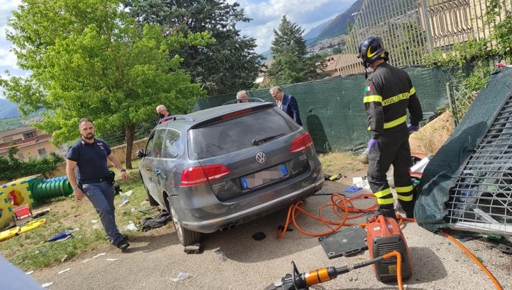Ιταλία: Σταθμευμένο όχημα σε κατηφόρα αναπτύσσει ταχύτητα και πέφτει σε αυλή νηπιαγωγείου, 4 τραυματισμένα παιδιά
