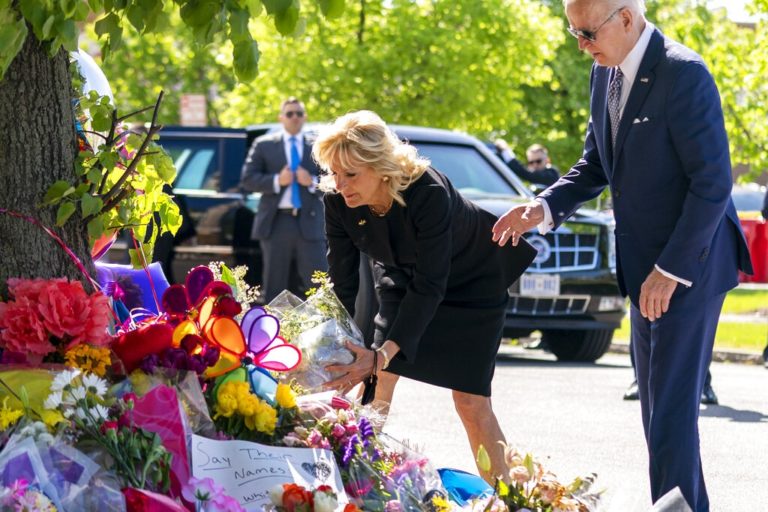 Το ζεύγος Μπάιντεν τίμησε τα θύματα της σφαγής του Μπάφαλο – Λευκά λουλούδια κι ένας σταυρός