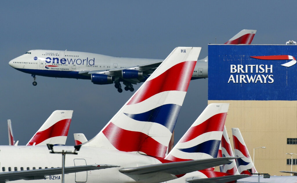 Χαοτικές εικόνες στα βρετανικά αεροδρόμια – Ακυρώσεις πτήσεων λόγω έλλειψης προσωπικού